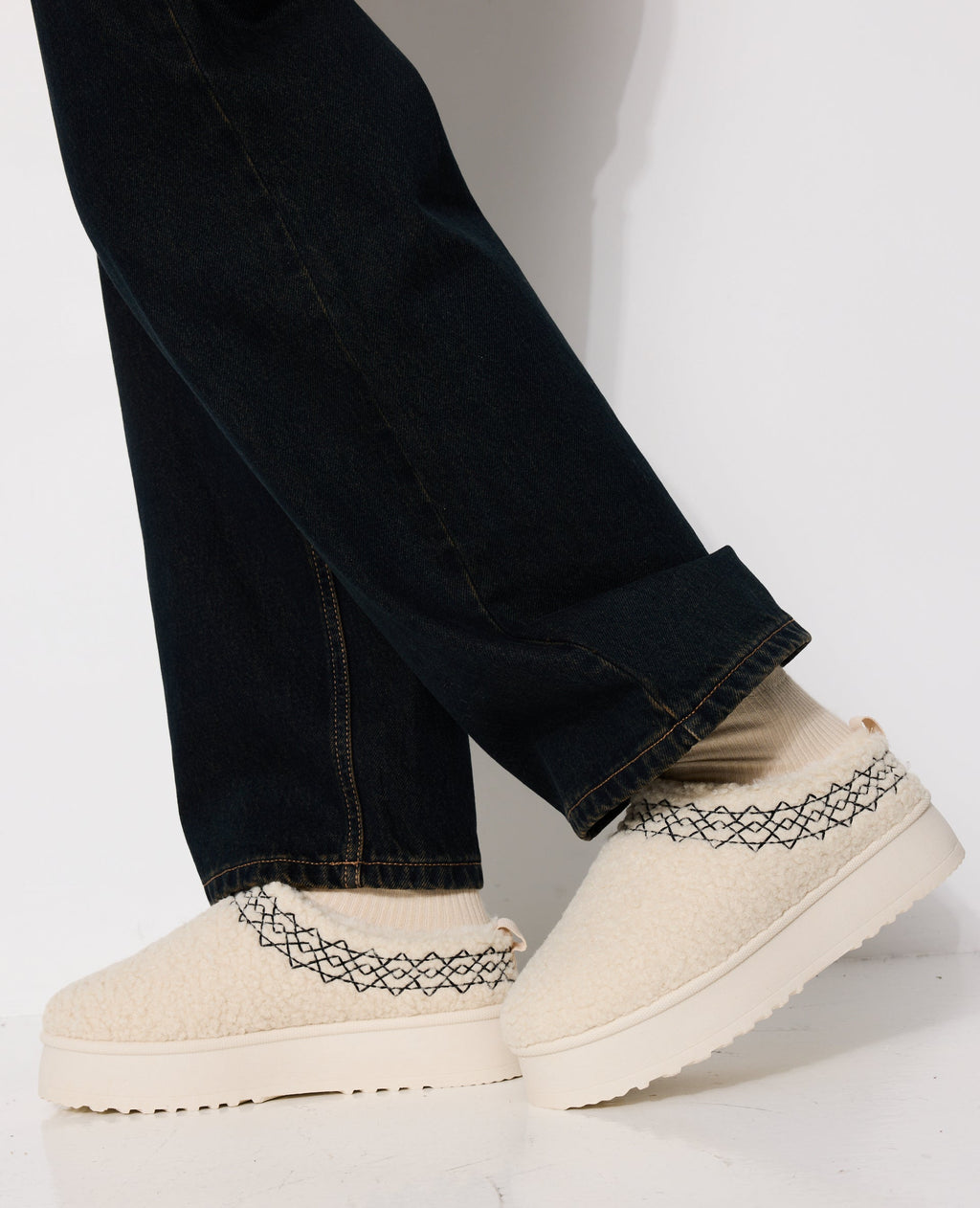 Mules en sherpa avec semelles compensées