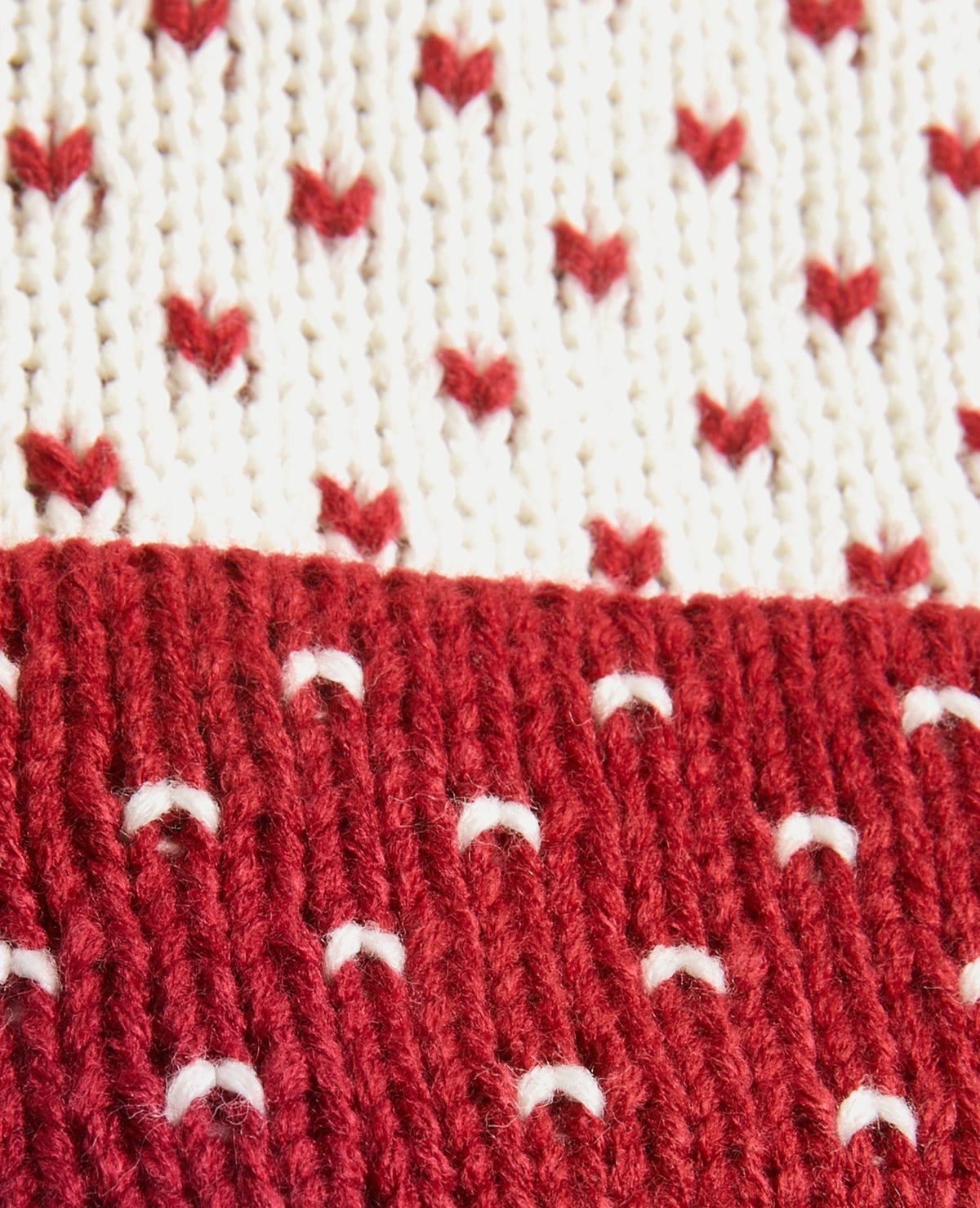 Bonnet en tricot avec cœurs