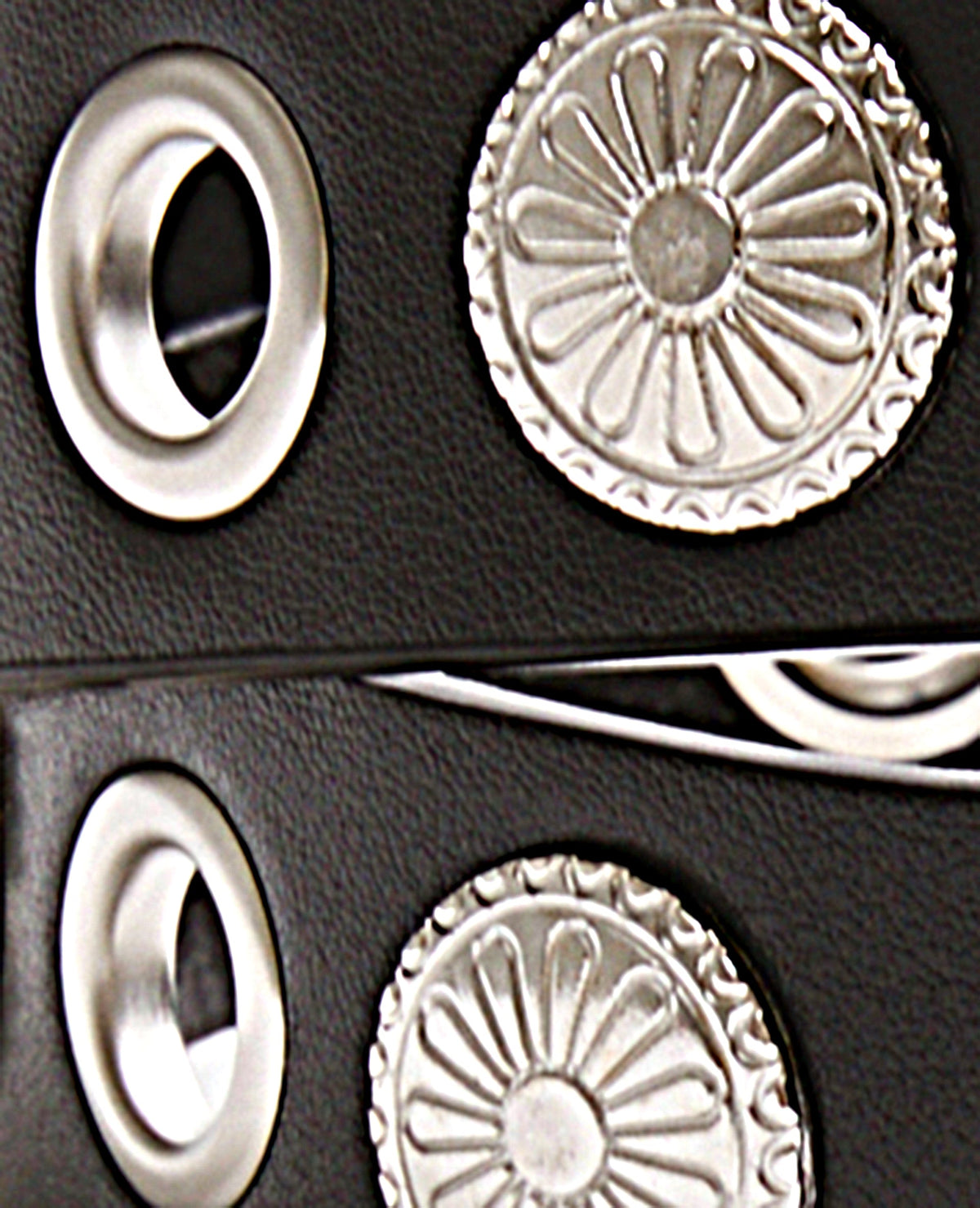 Ceinture avec œillets et écussons