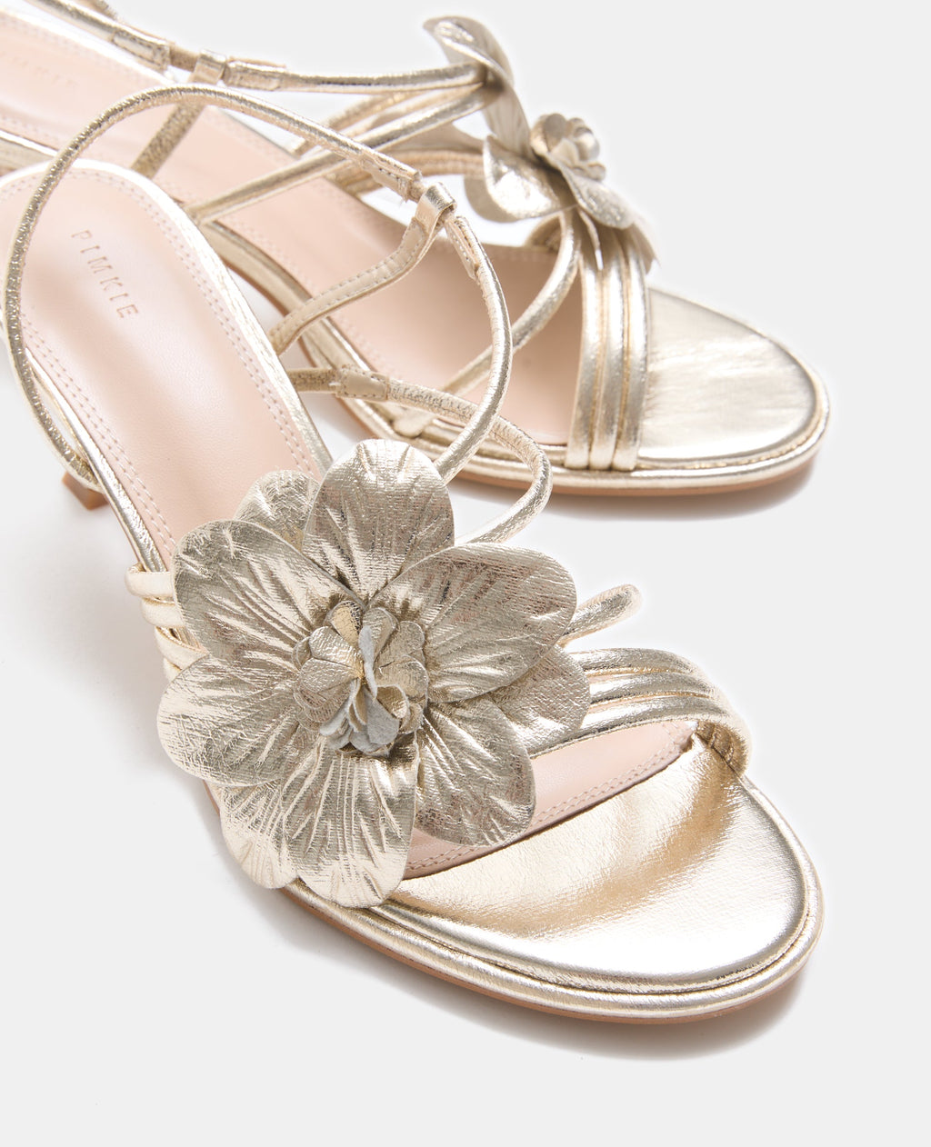 Paire de sandales à talons avec fleur