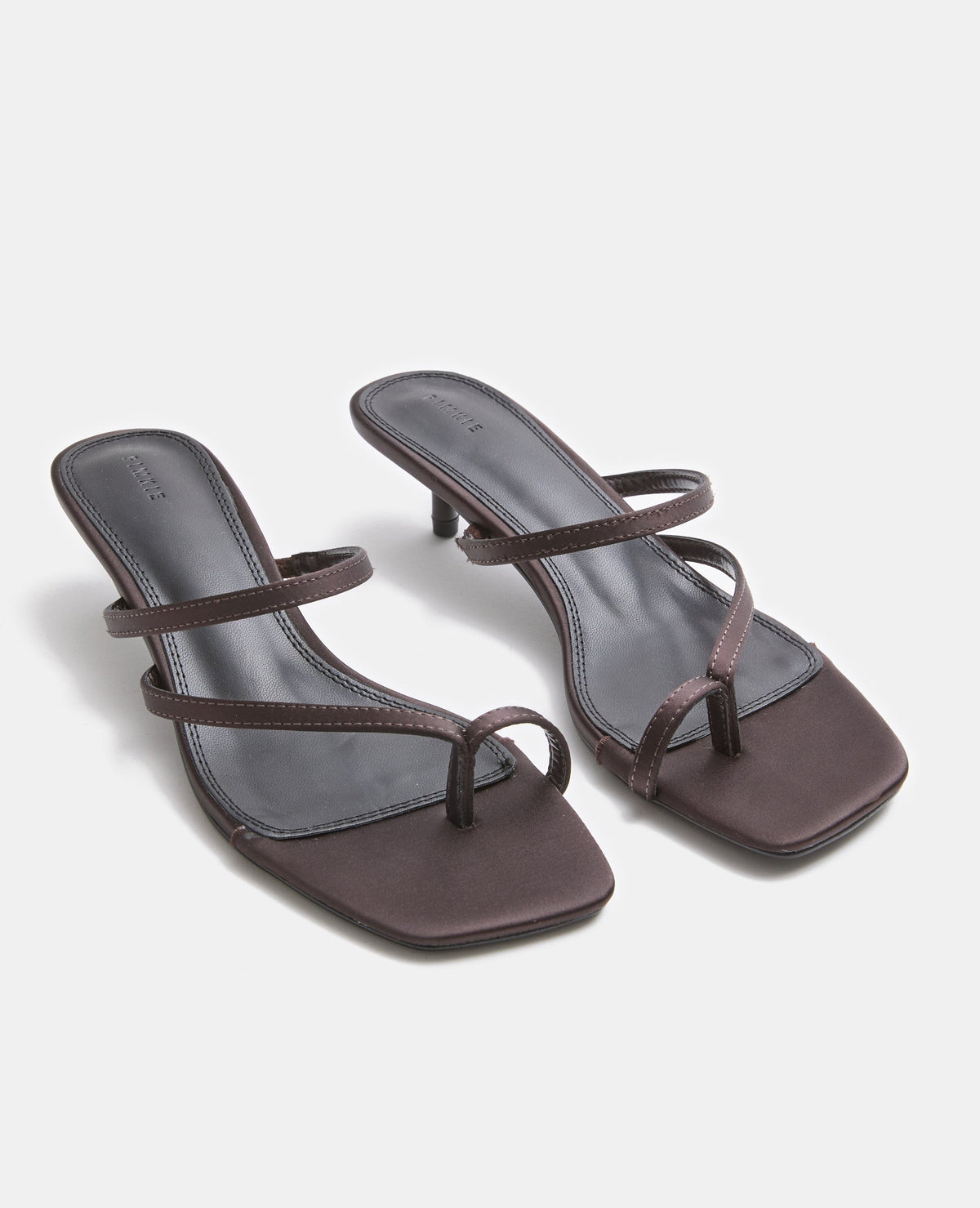 Mules tongs en satin avec petit talon