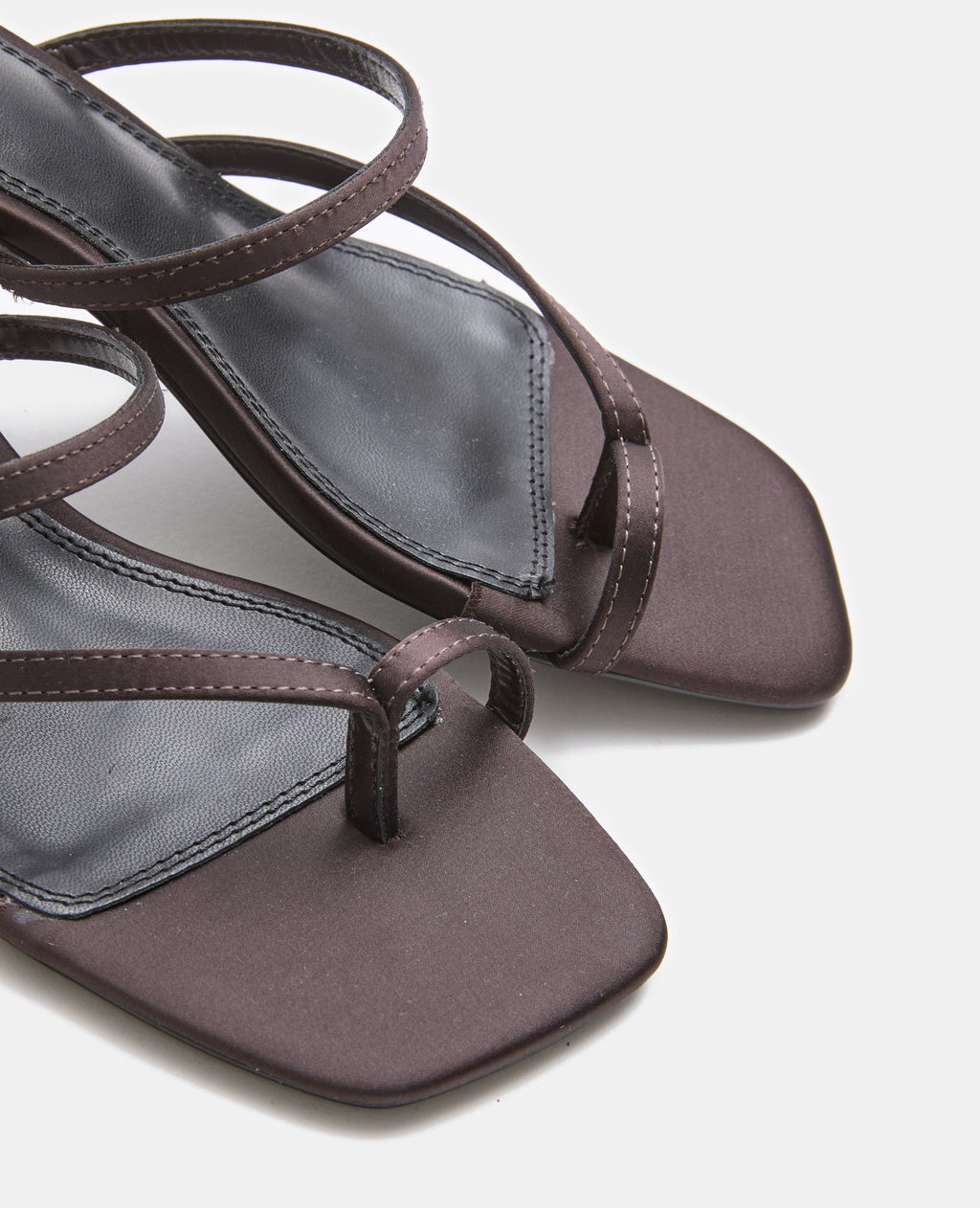 Mules tongs en satin avec petit talon