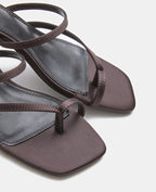 Mules tongs en satin avec petit talon