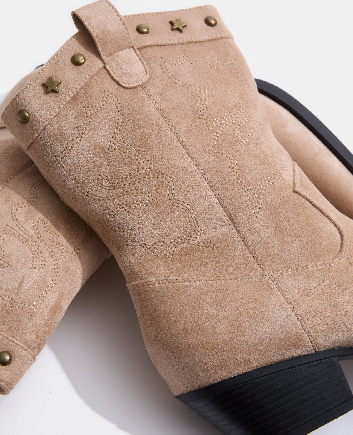 Santiags basses avec broderies et clous