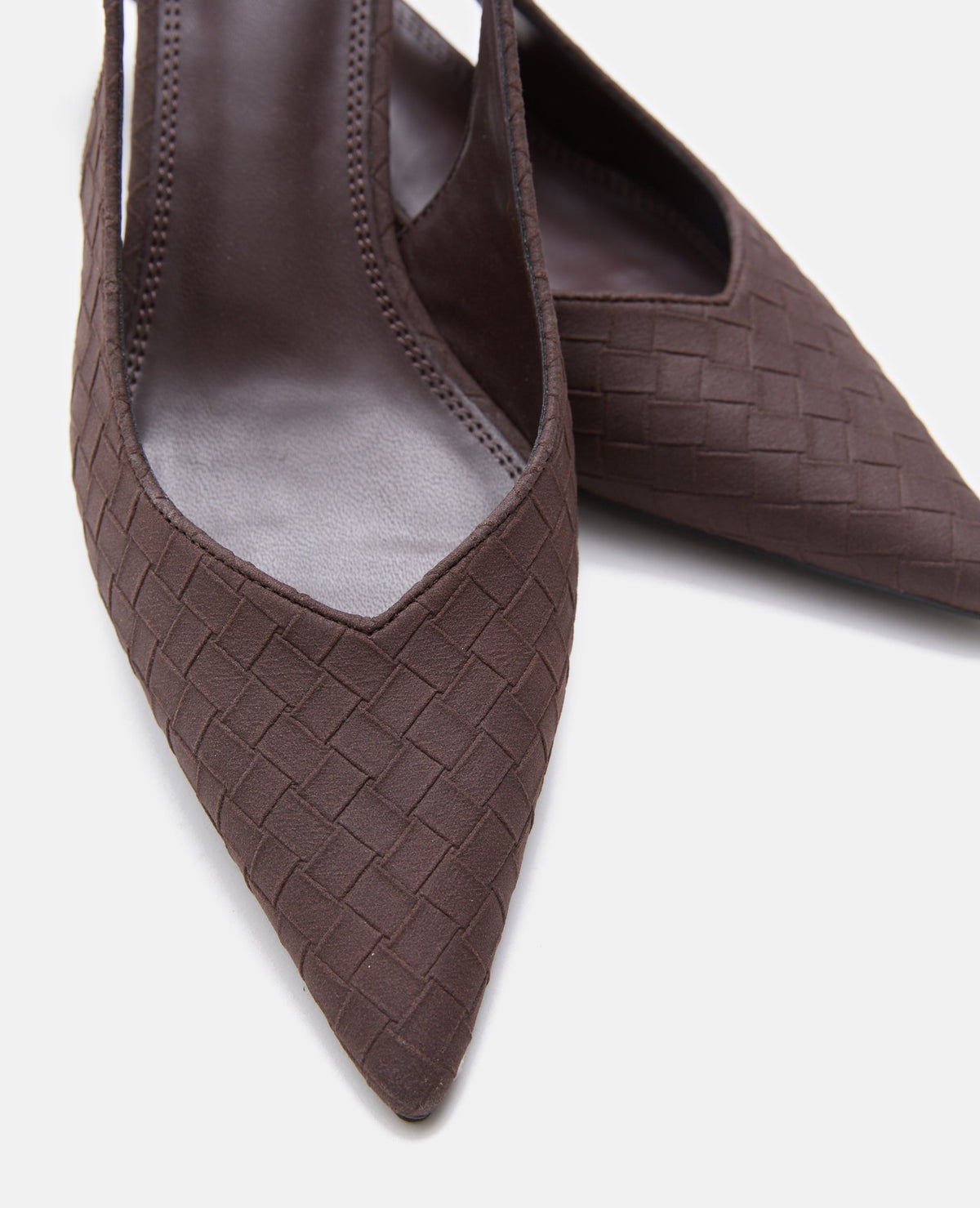 Escarpins effet tressé bouts pointus talons ouverts