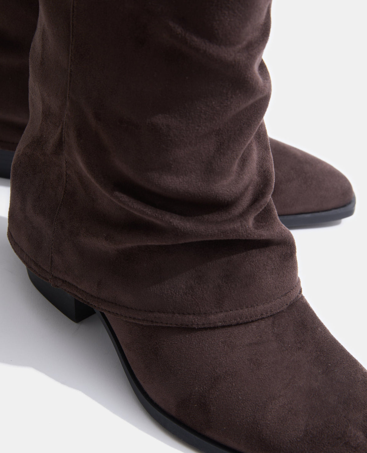 Bottes hautes suédine avec revers et bouts pointus