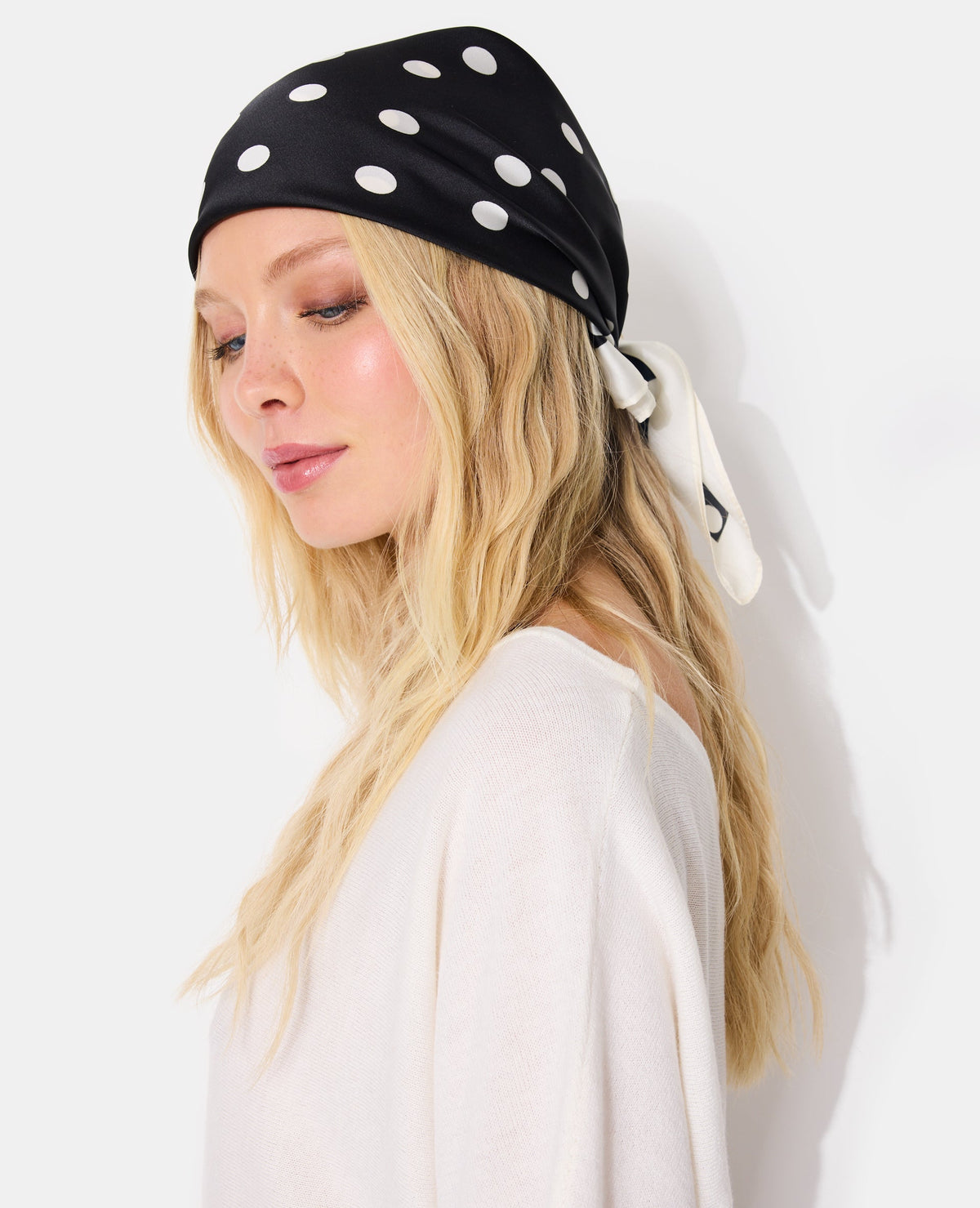 Foulard en satin motif pois