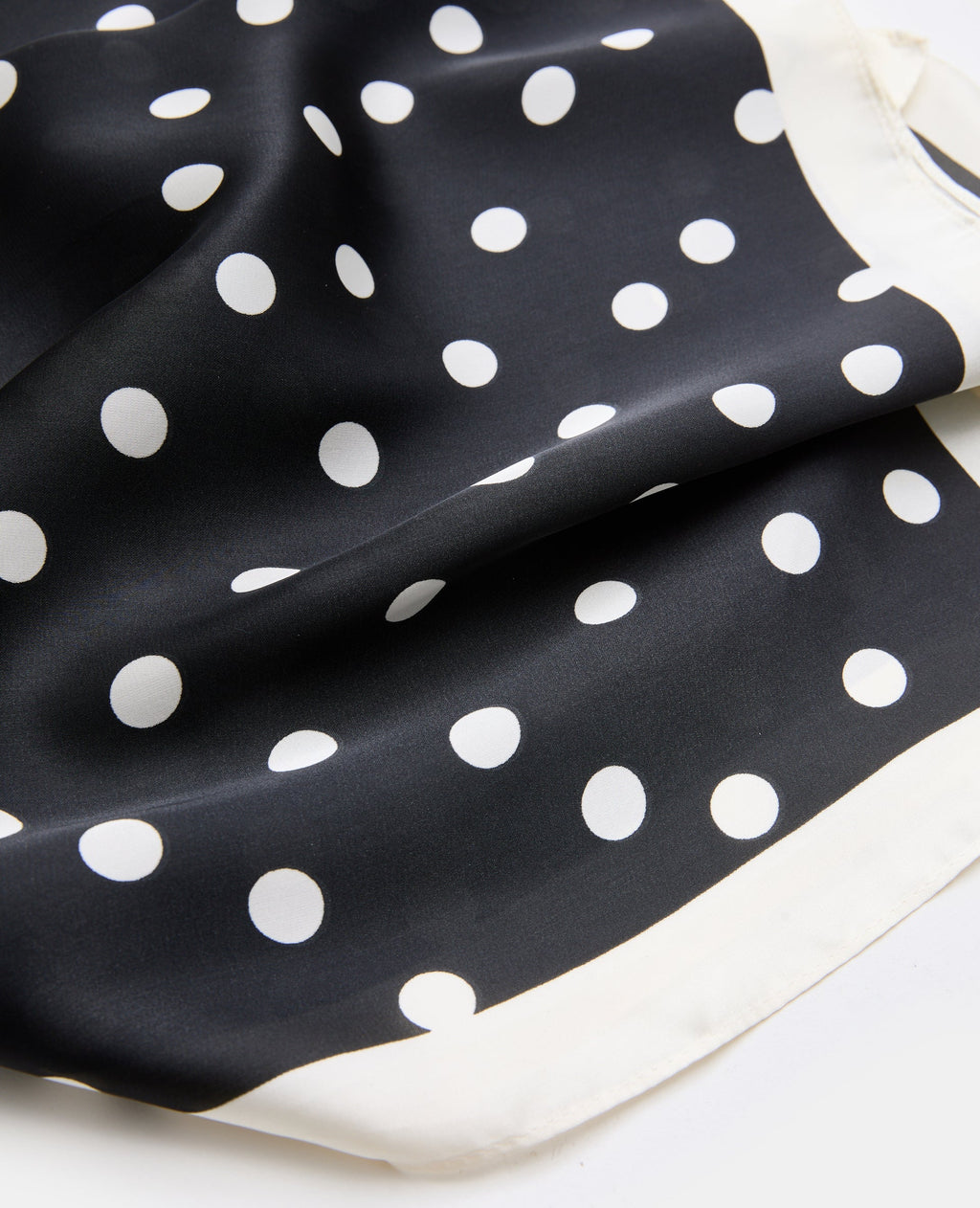 Foulard en satin motif pois