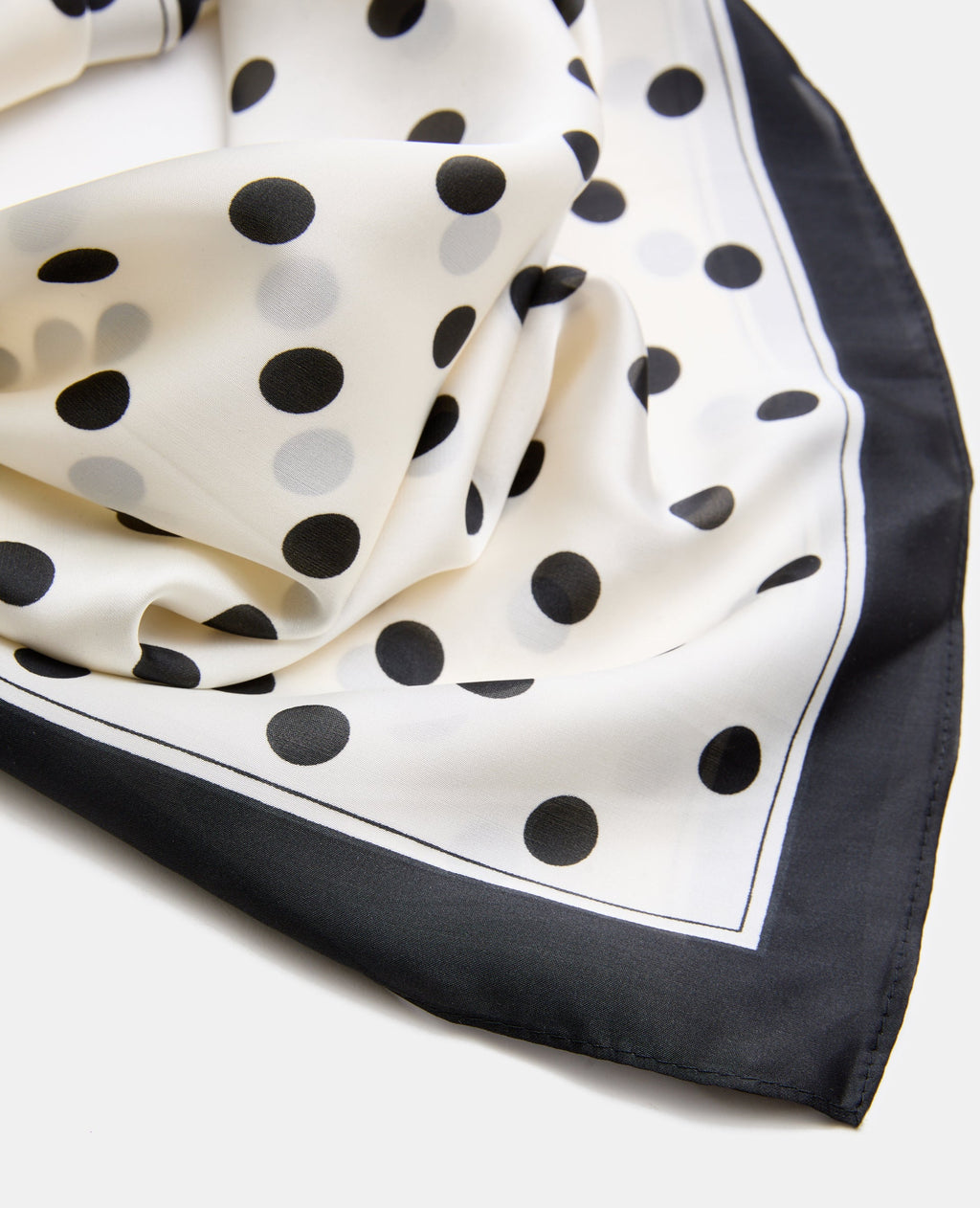 Foulard en satin motif pois