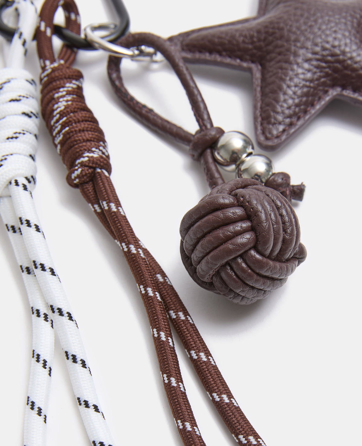 Déco de sac avec étoile, boule et cordes