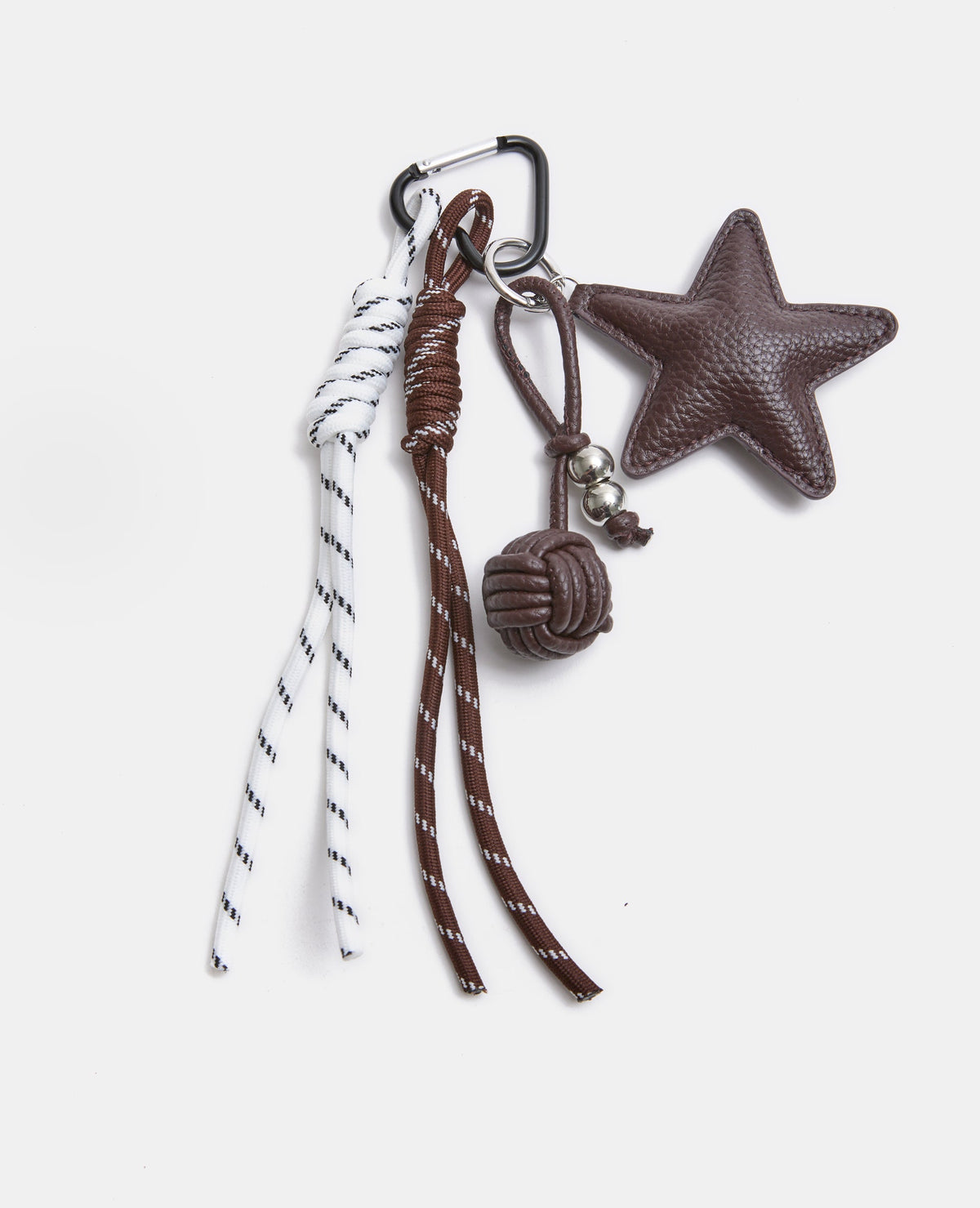 Déco de sac avec étoile, boule et cordes