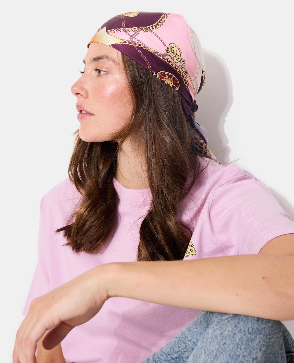 Foulard en satin motif chaînes et charms