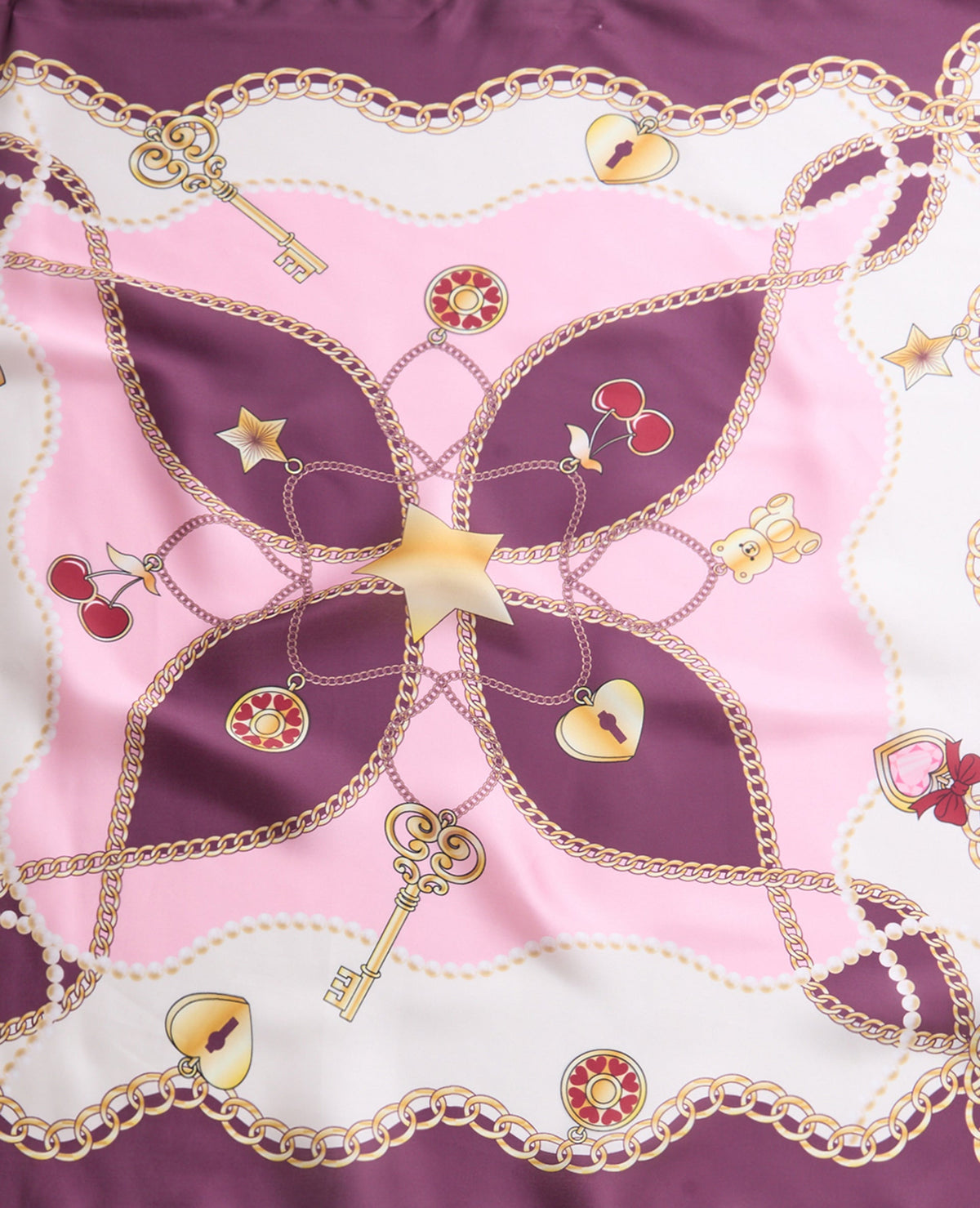 Foulard en satin motif chaînes et charms