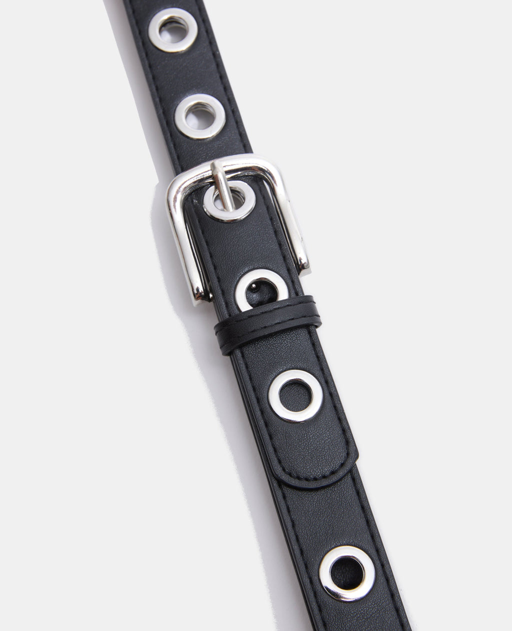 Ceinture en simili avec œillets métalliques