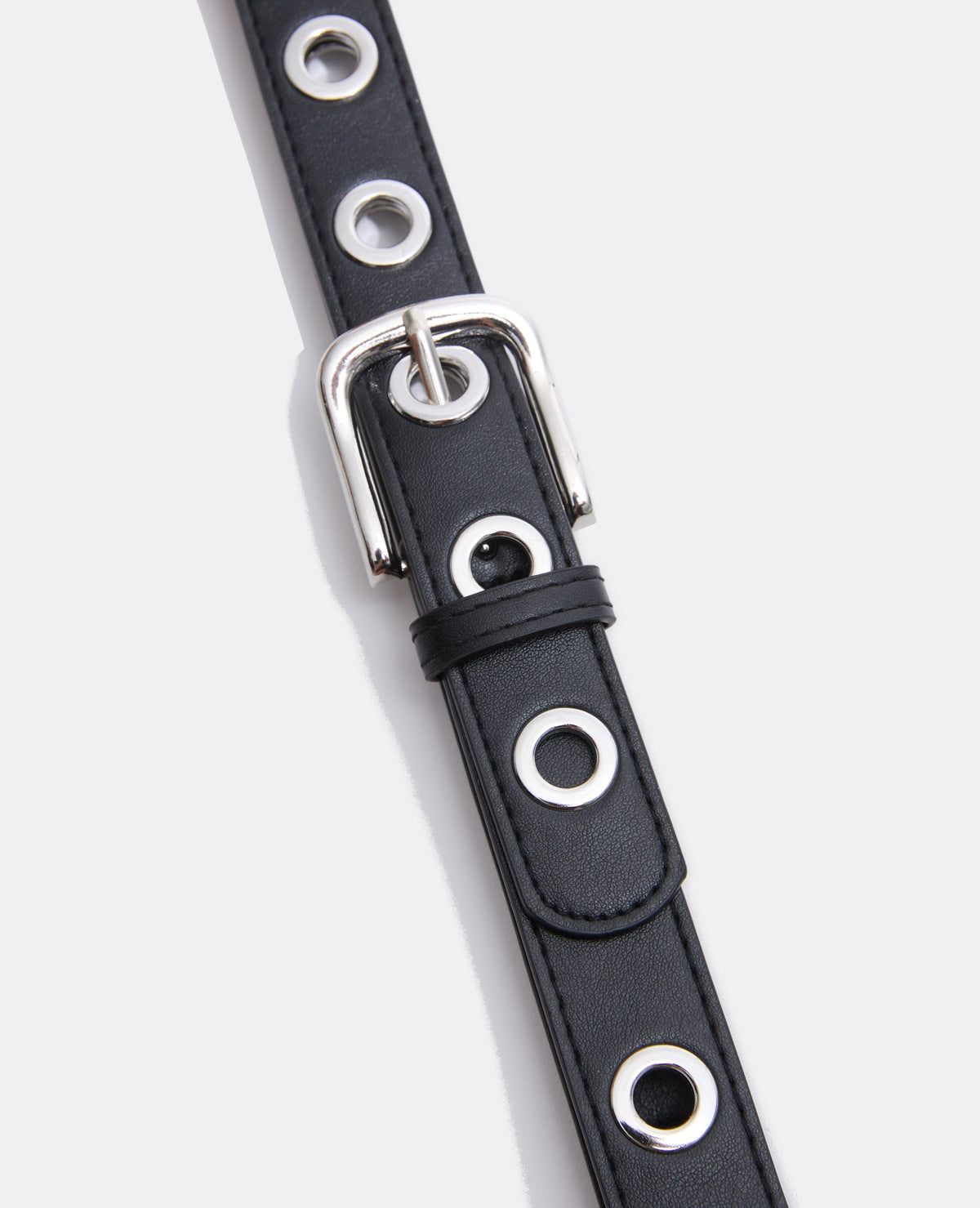 Ceinture en simili avec œillets métalliques