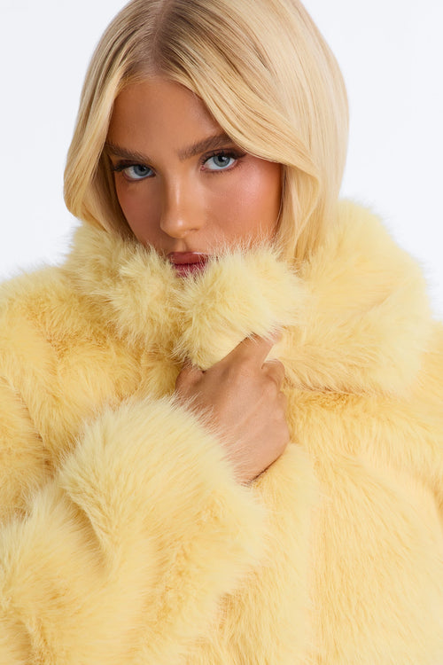 Manteau court en fausse fourrure Chloe - Jaune beurre