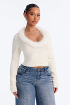 Pull en fausse fourrure à encolure dégagée Julie – Crème