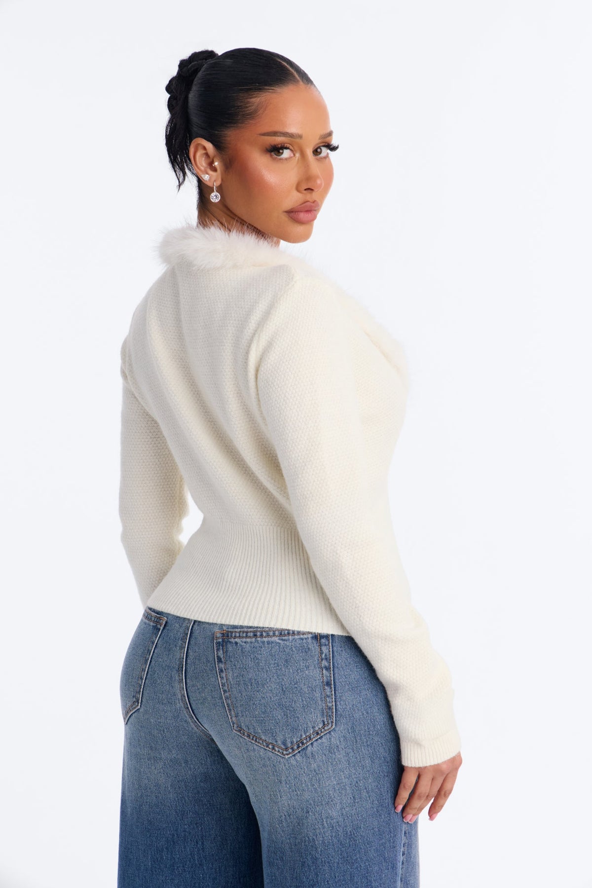 Pull en fausse fourrure à encolure dégagée Julie – Crème